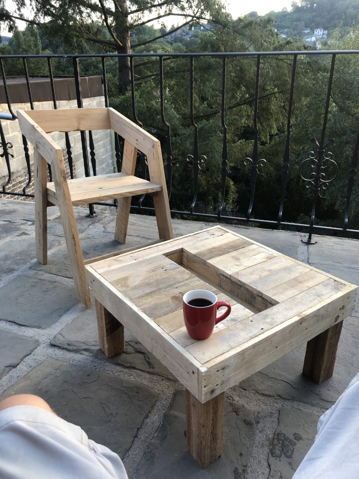 Je fabrique un fauteuil en bois de recup et de palettes - KASTOR Corp.